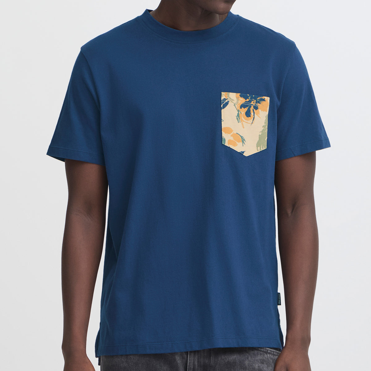 T-Shirt avec poche contrastante